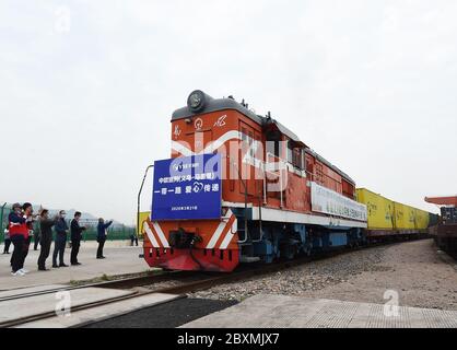 (200608) -- PECHINO, 8 giugno 2020 (Xinhua) -- UN treno merci Cina-Europa diretto per Madrid di Spagna, che trasporta due contenitori di forniture mediche così come altre merci, parte la città di Yiwu, provincia di Zhejiang della Cina orientale, 21 marzo 2020. Avviato nel 2011, il servizio di trasporto ferroviario Cina-Europa è considerato una parte significativa dell'iniziativa Belt and Road per incentivare gli scambi commerciali tra la Cina e i paesi partecipanti al programma. In mezzo alla pandemia del coronavirus, il servizio è rimasto un canale di trasporto affidabile in quanto il trasporto aereo, marittimo e stradale sono stati gravemente colpiti. Foto Stock