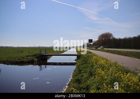 Fossi con acqua nella zona di Krimenerwaard tra i prati lungo la strada N210 a krimpen aan den IJssel Foto Stock