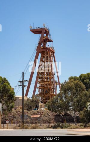 Una testa di miniera disusata in esposizione nella zona residenziale di Kalgoorlie, Australia occidentale Foto Stock