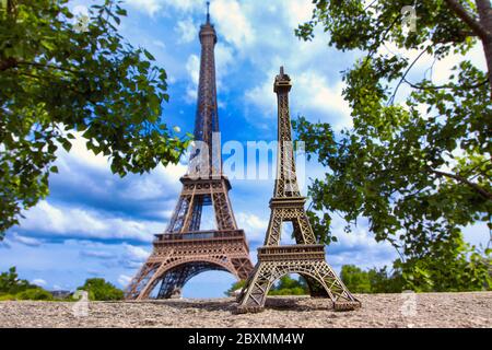 Torre Eiffel in miniatura di fronte alla Torre Eiffel. Parigi. Ile de France Foto Stock