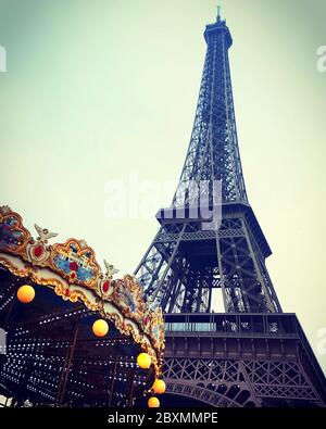 Carosello vecchio stile nel parco vicino alla Torre Eiffel . Parigi. Ile de France. Francia. Foto Stock
