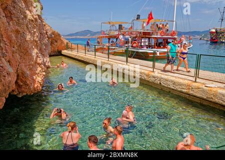 Il Cleopatra grotta e hot spring pool sull isola nera di fronte Bodrum cittadina in provincia di Mugla, Turchia. Foto Stock