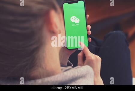 KIEV, UCRAINA-GENNAIO, 2020: WeChat sullo schermo di Smart Phone. Smartphone Young Girl Pointing o Texting durante un Pandemic Self-Isolation e la prevenzione del Coronavirus. Foto Stock