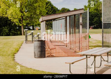 i dugout di questo campo da baseball sono chiusi dall'ordine della città in questo campo di parco cittadino Foto Stock