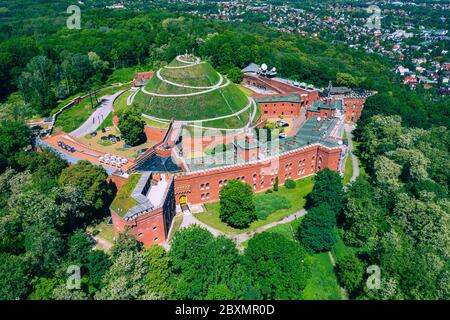 Kosciuszko Mound (Kopiec Kosciuszki) Vista aerea. Cracovia, Polonia. Eretto nel 1823 per commemorare Tadeusz Kosciuszko. Foto Stock
