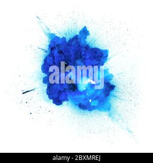 Esplosione di gas blu isolata su sfondo bianco. Consistenza di gas e fumo. Foto Stock