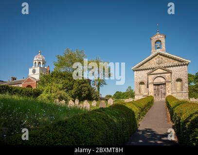 Glynde Place e la Chiesa Parrocchiale di Santa Maria Vergine, Glynde, Sussex Est, Regno Unito Foto Stock