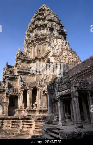 Angkor Wat (costruito: Inizio-metà 12 ° secolo, Re/Patrono: Suryavaman II, religione: Induismo) Angkor Wat è circondato da un fossato e una wa esterna Foto Stock