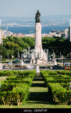 Parco Eduardo VII a Lisbona guardando verso la statua di Marques de Pombal in una bella giornata estiva Foto Stock