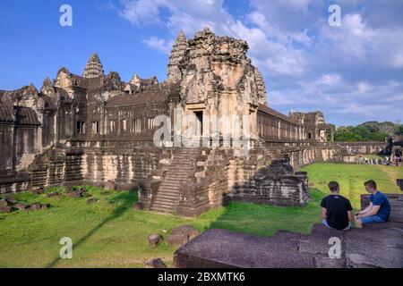 Angkor Wat (costruito: Inizio-metà 12 ° secolo, Re/Patrono: Suryavaman II, religione: Induismo) Angkor Wat è circondato da un fossato e una wa esterna Foto Stock