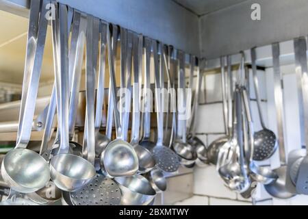 Mestoli in una cucina commerciale Foto stock - Alamy