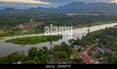Vista aerea della città reale di Kuala Kangsar nello stato rurale di Perak, Malesia con il fiume Perak all'alba. Foto Stock