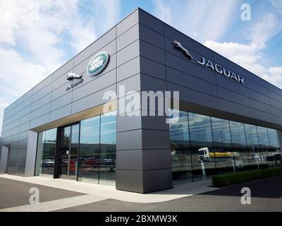 Cardiff, Regno Unito: 02 giugno 2020: Showroom Jaguar Land Rover con auto nuove e usate in vendita. Esterno dell'edificio - Regno Unito Foto Stock