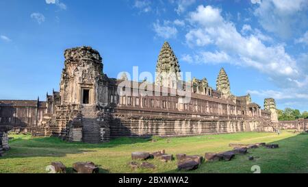 Angkor Wat (costruito: Inizio-metà 12 ° secolo, Re/Patrono: Suryavaman II, religione: Induismo) Angkor Wat è circondato da un fossato e una wa esterna Foto Stock