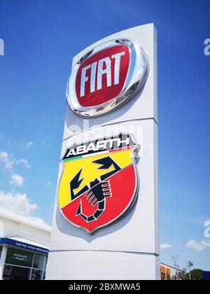 Cardiff, Regno Unito: 02 giugno 2020: Logo Fiat e firma del marchio commerciale Abarth su un piazzale di distribuzione. Foto Stock