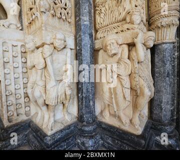 Sculture dettagliate all'ingresso della Cattedrale di San Lorenzo a Trogir, Croazia. Foto Stock