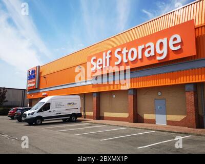 Cardiff, UK: 02 giugno 2020: LOK'n Store Self Storage Unit - è un fornitore di spazio di deposito autonomo nel Regno Unito. Foto Stock