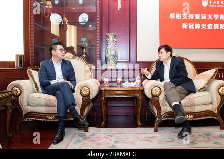 A nome della China Football Association, segretario principale della CFA Liu Yi, sinistra, parla con il professor Zhang Wenhong dell'ospedale di Huashan, destra, Shanghai, Cina, 8 giugno 2020. L'Associazione di Calcio Cinese invita il professor ma Xin, il professor Zhang Wenhong e il professor Wang Huiying dell'ospedale di Huashan ad essere i consulenti per la prevenzione delle epidemie per garantire che tutti i livelli di partite di calcio in Cina possano riprendere il più presto possibile. Foto Stock