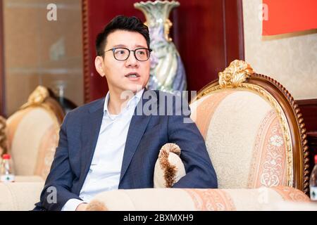 A nome della China Football Association, Segretario principale della CFA Liu Yi parla con il personale medico dell'ospedale Huashan, Shanghai, Cina, 8 giugno 2020. L'Associazione di Calcio Cinese invita il professor ma Xin, il professor Zhang Wenhong e il professor Wang Huiying dell'ospedale di Huashan ad essere i consulenti per la prevenzione delle epidemie per garantire che tutti i livelli di partite di calcio in Cina possano riprendere il più presto possibile. Foto Stock