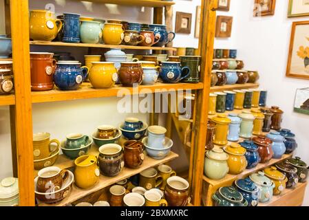 Concetto fai da te. Ceramica decorativo smaltato fatto a mano... Foto Stock