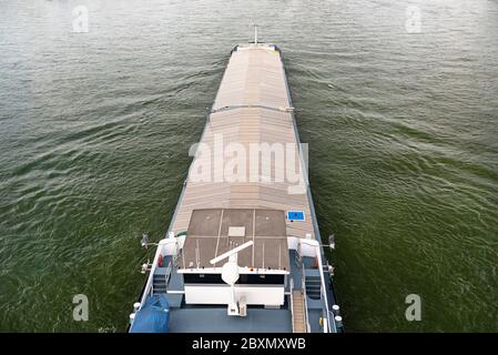 Una chiatta che trasporta carbone con una stiva coperta sul fiume Reno in Germania. Trasporto di carbone e combustibile solido, vista dall'alto. Foto Stock