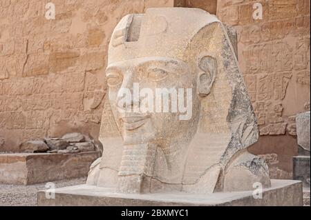 Grande statua testa di Ramses II faraone presso l'antico tempio egiziano Luxor Foto Stock