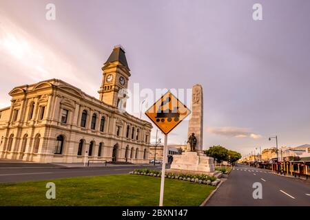 Cartello del treno vicino al vecchio edificio a Oamaru, New. Foto Stock