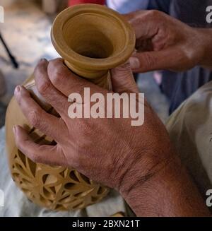 Uomo che intaglia un contenitore di acqua di argilla in un laboratorio di ceramica a Kuala, Kangsar, Perak, Malesia Foto Stock