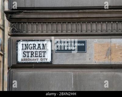 Glasgow, Scozia, Regno Unito. 6 giugno 2020: Due cartelli stradali per Glasgow. Ingram Street e un altro è un nome alternativo, Harriet Tubman, è quello di onorare i neri nel corso della storia. Foto Stock