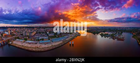 Drammatico tramonto colorato sul fiume Dnipro a Kiev, Ucraina, sfondo di viaggio. Grande panorama dal drone Foto Stock