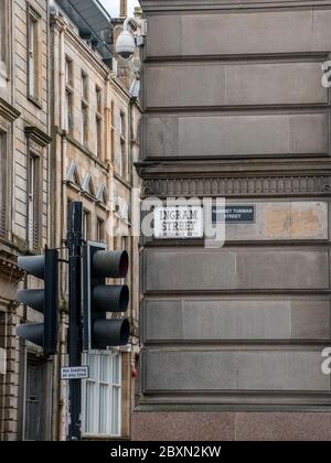 Glasgow, Scozia, Regno Unito. 6 giugno 2020: Due cartelli stradali per Glasgow. Ingram Street e un altro è un nome alternativo, Harriet Tubman, è quello di onorare i neri nel corso della storia. Foto Stock