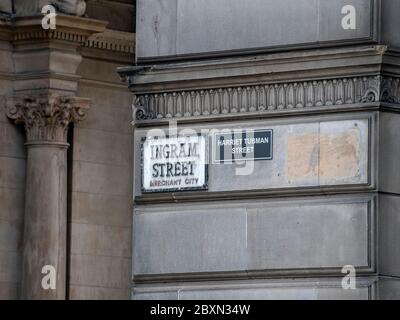 Glasgow, Scozia, Regno Unito. 6 giugno 2020: Due cartelli stradali per Glasgow. Ingram Street e un altro è un nome alternativo, Harriet Tubman, è quello di onorare i neri nel corso della storia. Foto Stock