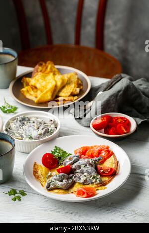 Menu crepe su tavolo bianco, colazione fatta in casa Foto Stock