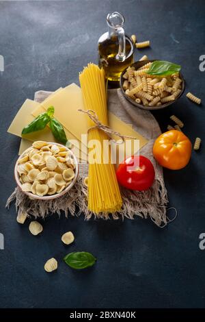 Ingredienti per la pasta italiana La cucina Foto Stock