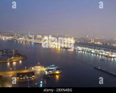 panorama notturno dall'alto sulle luci e sul canale di amsterdam in olanda Foto Stock