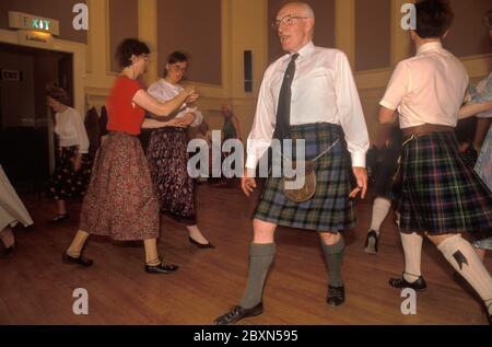 Gli anziani attivi della Scottish Country Dance si divertono, sono il loro hobby al Lesser City Hall di Perth, una lezione di danza sociale pomeridiana. Scozia 1989. 1980s Scozia Regno Unito HOMER SYKES Foto Stock
