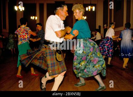 Scottish Country Dance Coppia di mezza età in forma, divertendosi il loro hobby al Lesser City Hall Perth Scotland 1989. 80 Scozia Regno Unito HOMER SYKES Foto Stock
