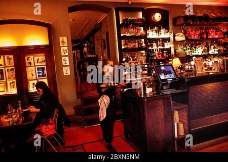 Berlino, Germania. 05 giugno 2020. Stephanie Llynch ospita un vassoio di bevande presso il bar del cocktail bar Limonadier, nel quartiere Kreuzberg di Berlino. Dopo la chiusura, pub e bar sono autorizzati ad aprire nuovamente fino alle 11. Gli ospiti devono prendere i loro posti ai tavoli. Credit: Carsten Koall/dpa/Alamy Live News Foto Stock