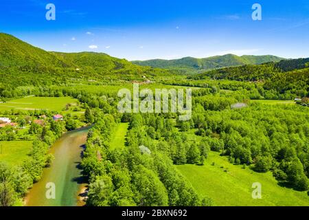 Croazia, bellissimo paesaggio verde natura in primavera, canyon del fiume Kupa nel Gorski kotar Foto Stock