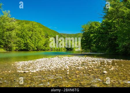 Croazia, bellissimo paesaggio verde natura in primavera, canyon del fiume Kupa nel Gorski kotar Foto Stock