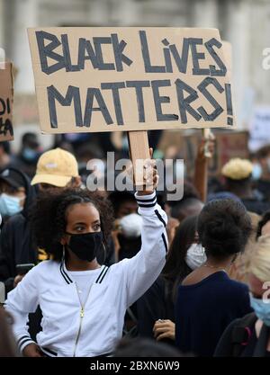 Milano, Italia. 7 Giugno 2020. La gente partecipa a una protesta contro il razzismo e la brutalità della polizia in Piazza Duca D'Aosta, 7 giugno 2020. Credit: Daniele Mascolo/Xinhua/Alamy Live News Foto Stock