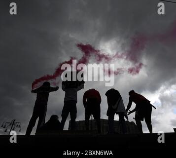 Milano, Italia. 7 Giugno 2020. La gente partecipa a una protesta contro il razzismo e la brutalità della polizia in Piazza Duca D'Aosta, 7 giugno 2020. Credit: Daniele Mascolo/Xinhua/Alamy Live News Foto Stock