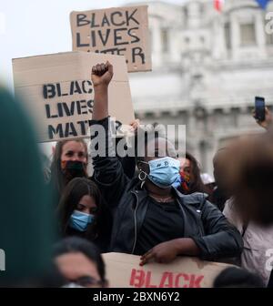 Milano, Italia. 7 Giugno 2020. La gente partecipa a una protesta contro il razzismo e la brutalità della polizia in Piazza Duca D'Aosta, 7 giugno 2020. Credit: Daniele Mascolo/Xinhua/Alamy Live News Foto Stock