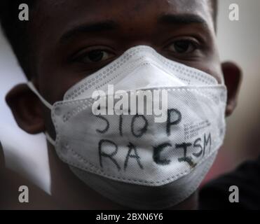 Milano, Italia. 7 Giugno 2020. Un uomo partecipa a una protesta contro il razzismo e la brutalità della polizia in Piazza Duca D'Aosta, 7 giugno 2020. Credit: Daniele Mascolo/Xinhua/Alamy Live News Foto Stock