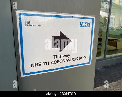 OXFORD, UK - Maggio 2020: Un cartello direzionale per un pod Coronavirus dell'ospedale NHS Foto Stock