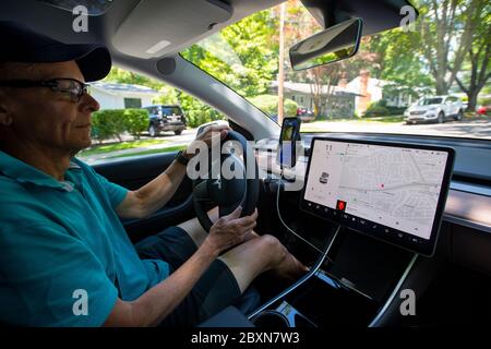 USA Maryland Tesla auto elettrica modello tipo Y SUV automobile che è guidato da un uomo Foto Stock