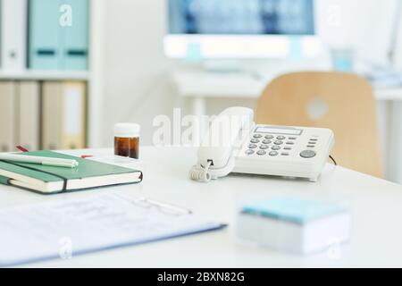 Immagine di sfondo del telefono a filo su un tavolo vuoto nella workstation in clinica o in ospedale, spazio di copia Foto Stock