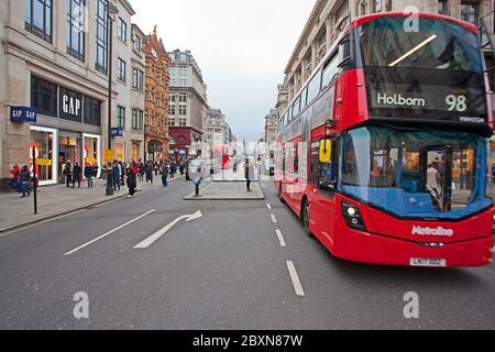 Autobus rosso Metroline 98 su Oxford Street, Londra Foto Stock