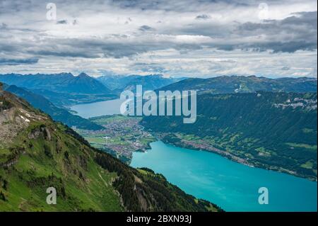 Ausblick von der Bättenalpburg nach Interlaken mit Brienzersee und Thunersee Foto Stock