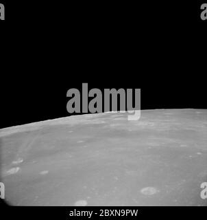 AS11-41-6069 - Apollo 11 - immagine della missione Apollo 11 - fine DEL 67; ambito e contenuto: Il database originale descrive questo come: Descrizione: Vista della Luna, fine del bersaglio dell'opportunità (TO) 67. A 67 è il bordo sud del bacino del Crisium, un confronto con altri bacini, senza copertura orbiter. Questa immagine fa parte di una sequenza obliqua alta che guarda ad ovest di immagini riprese dal modulo di comando e di servizio (CSM) mentre ha viaggiato a circa 60 miglia nautiche (NM) di altitudine orbitale sopra la Luna durante la missione Apollo 11. Questa sequenza ha una sovrapposizione del 90-98% e inizia a circa 140 gradi East Lon Foto Stock